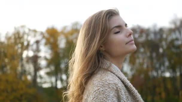 Jonge vrouw ontspannen in de zomer zonsondergang hemel buiten. Vrijheidsstijl van mensen. — Stockvideo