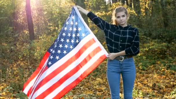 Orgullosa patriótica Hermosa joven con estrellas estadounidenses y bandera de rayas. libertad y concepto conmemorativo — Vídeo de stock