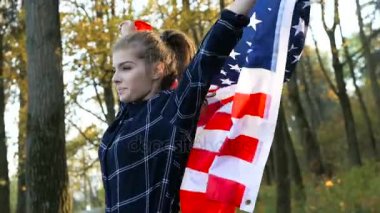 Vatansever gurur güzel genç kadın Amerikan ABD ile yıldız ve bayrak çizgili. özgürlük ve Anıtı kavramı