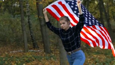 Vatansever gurur güzel genç kadın Amerikan ABD ile yıldız ve bayrak çizgili. özgürlük ve Anıtı kavramı