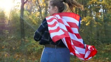 Vatansever gurur güzel genç kadın Amerikan ABD ile yıldız ve bayrak çizgili. özgürlük ve Anıtı kavramı