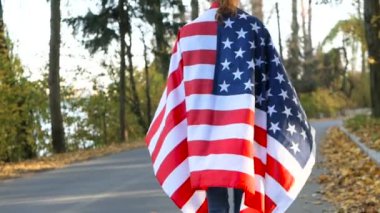 Vatansever gurur güzel genç kadın Amerikan ABD ile yıldız ve bayrak çizgili. özgürlük ve Anıtı kavramı