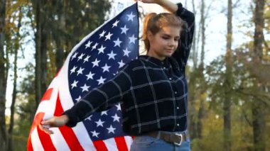 Vatansever gurur güzel genç kadın Amerikan ABD ile yıldız ve bayrak çizgili. özgürlük ve Anıtı kavramı