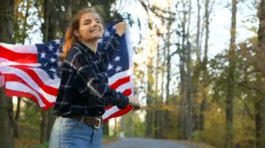 Vatansever gurur güzel genç kadın Amerikan ABD ile yıldız ve bayrak çizgili. özgürlük ve Anıtı kavramı