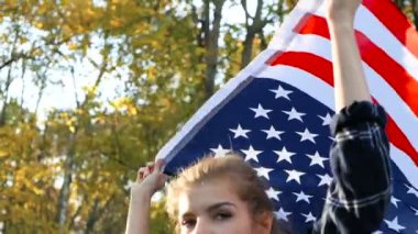 Vatansever gurur güzel genç kadın Amerikan ABD ile yıldız ve bayrak çizgili. özgürlük ve Anıtı kavramı