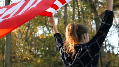 Vatansever gurur güzel genç kadın Amerikan ABD ile yıldız ve bayrak çizgili. özgürlük ve Anıtı kavramı