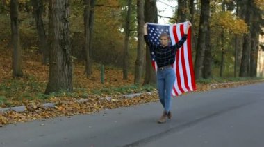 Vatansever gurur güzel genç kadın Amerikan ABD ile yıldız ve bayrak çizgili. özgürlük ve Anıtı kavramı