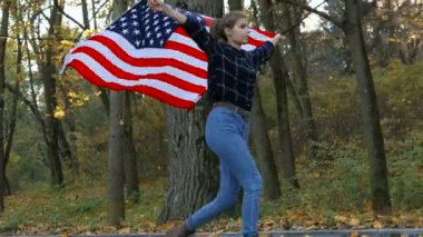 Vatansever gurur güzel genç kadın Amerikan ABD ile yıldız ve bayrak çizgili. özgürlük ve Anıtı kavramı
