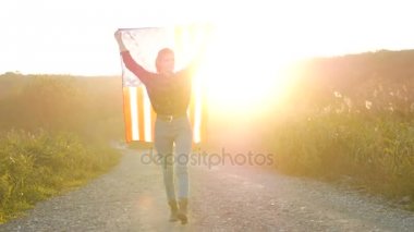 Vatansever gurur güzel genç kadın Amerikan ABD ile yıldız ve bayrak çizgili. özgürlük ve Anıtı kavramı