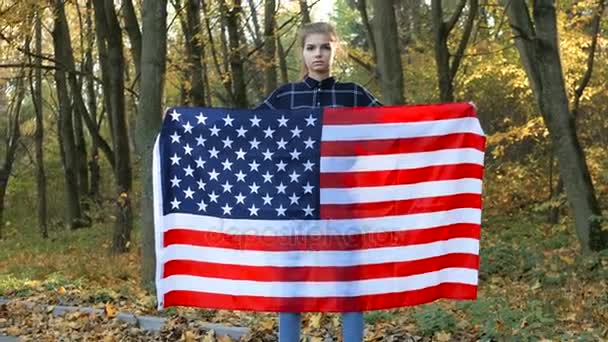 Πατριωτικό υπερήφανοι όμορφη νεαρή γυναίκα με αμερικανική ΗΠΑ αστέρια και ρίγες σημαία. έννοια ελευθερία και μνημόσυνο — Αρχείο Βίντεο