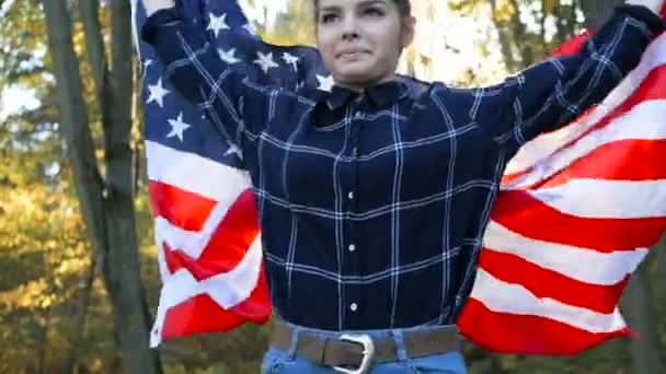 Orgullosa patriótica Hermosa joven con estrellas estadounidenses y bandera de rayas. libertad y concepto conmemorativo — Vídeo de stock