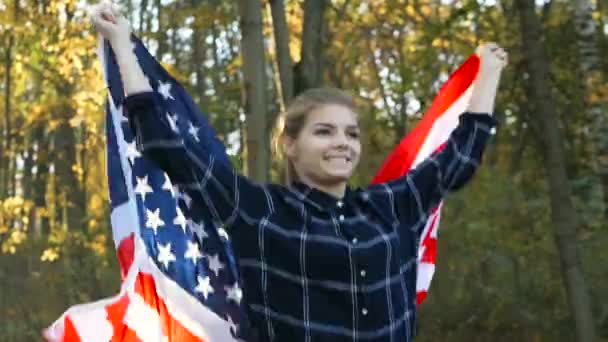 Patriótico Orgulhoso Bela jovem com estrelas americanas dos EUA e listras bandeira. conceito de liberdade e memorial — Vídeo de Stock