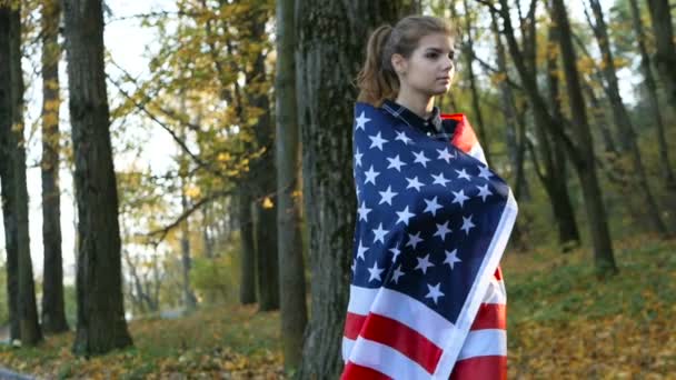 Vlastenecké hrdý, krásná mladá žena s americkým Usa hvězdy a pruhy vlajky. koncept svobody a památník — Stock video