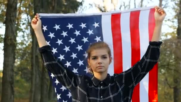 Молодая женщина с американскими звездами и полосатым флагом. свобода и мемориал — стоковое видео