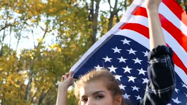 Orgullosa patriótica Hermosa joven con estrellas estadounidenses y bandera de rayas. libertad y concepto conmemorativo — Vídeo de stock