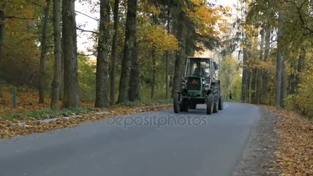 Der Traktor geht auf die Straße — Stockvideo