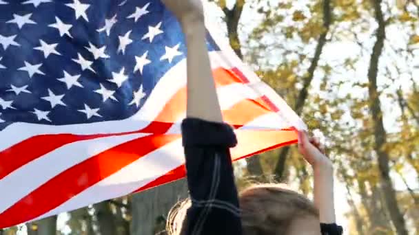 Patriotyczne dumny piękna młoda kobieta z Usa amerykańskie gwiazdy i paski banderą. koncepcja wolności i pomnik — Wideo stockowe