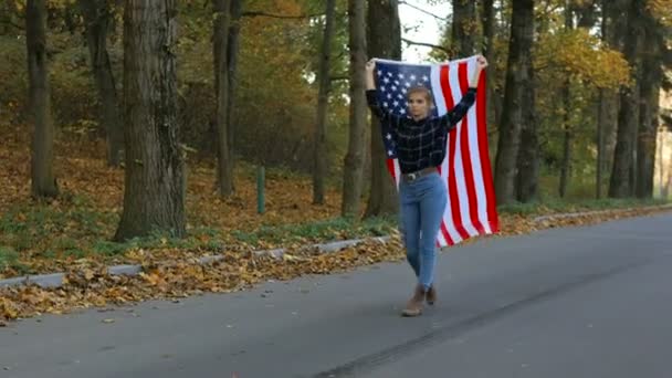 Vlastenecké hrdý, krásná mladá žena s americkým Usa hvězdy a pruhy vlajky. koncept svobody a památník — Stock video