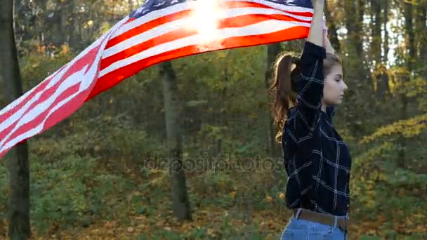 米国の愛国的な誇りに思って美しい若い女性は、フラグを星条旗。自由と記念のコンセプト — ストック動画