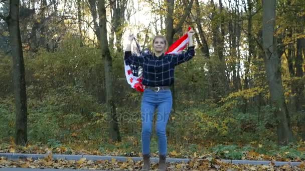 Orgullosa patriótica Hermosa joven con estrellas estadounidenses y bandera de rayas. libertad y concepto conmemorativo — Vídeo de stock