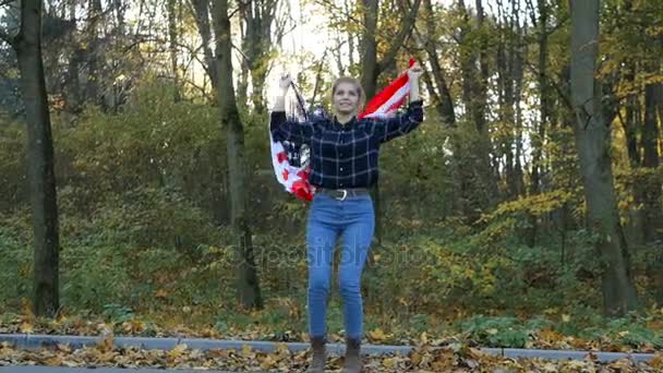 Patriotique Fiers Belle jeune femme avec des étoiles américaines et des rayures drapeau. concept de liberté et de mémorial — Video