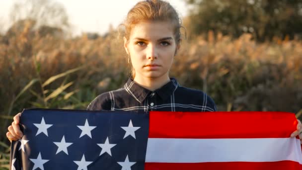 Orgullosa patriótica Hermosa joven con estrellas estadounidenses y bandera de rayas. libertad y concepto conmemorativo — Vídeo de stock