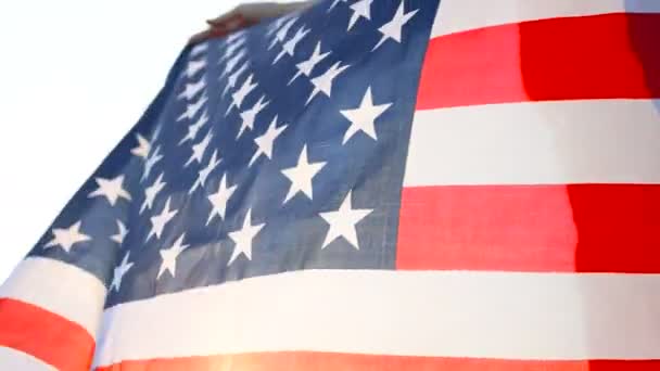 Orgullosa patriótica Hermosa joven con estrellas estadounidenses y bandera de rayas. libertad y concepto conmemorativo — Vídeos de Stock