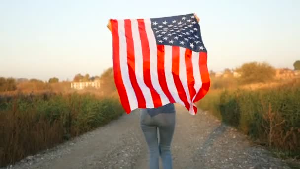 Patriótico Orgulhoso Bela jovem com estrelas americanas dos EUA e listras bandeira. conceito de liberdade e memorial — Vídeo de Stock