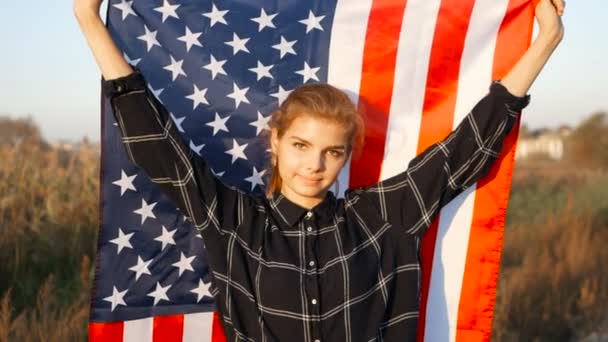 Patriótico Orgulhoso Bela jovem com estrelas americanas dos EUA e listras bandeira. conceito de liberdade e memorial — Vídeo de Stock