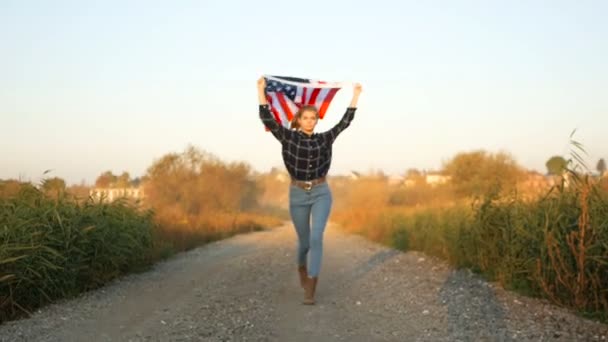 Orgullosa patriótica Hermosa joven con estrellas estadounidenses y bandera de rayas. libertad y concepto conmemorativo — Vídeos de Stock