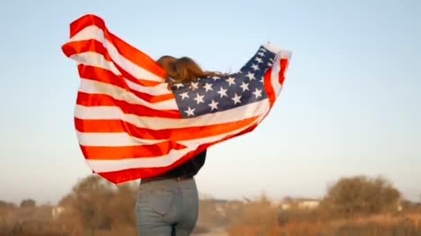 米国の愛国的な誇りに思って美しい若い女性は、フラグを星条旗。自由と記念のコンセプト — ストック動画