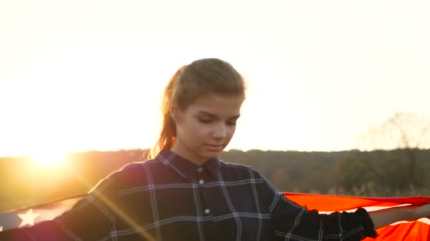 Orgullosa patriótica Hermosa joven con estrellas estadounidenses y bandera de rayas. libertad y concepto conmemorativo — Vídeos de Stock