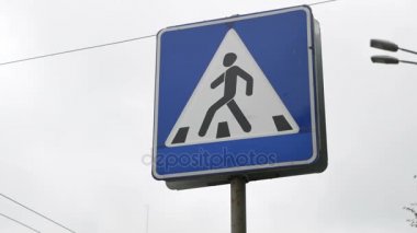 Zebra geçerken, trafik işaretleri uyarı çapraz yaya