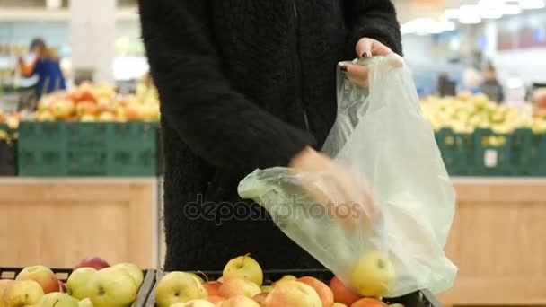 Mulher compra frutas e legumes em um mercado, maçã — Vídeo de Stock