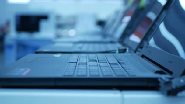Mulher mão usar laptop. conceito de tecnologia e negócios — Vídeo de Stock
