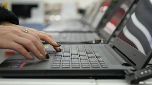 Жіноча рука використовує ноутбук. технології та бізнес-концепція — стокове відео