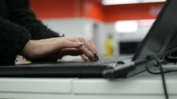 Mujer uso de la mano portátil. tecnología y concepto de negocio — Vídeos de Stock