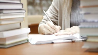 Eğitim ve kütüphanede kitap kolej çevrili notlar alarak öğrenci