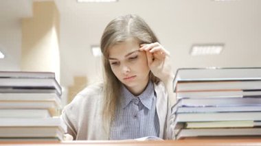 Kız öğrenci okuma ve bütün gün kütüphanede okuyan sonra uykuya dalar