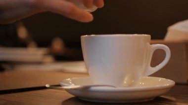 Bir fincan espresso akışı süt dökme