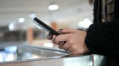 Alışveriş merkezinde kadın cep telefonu kullanımı