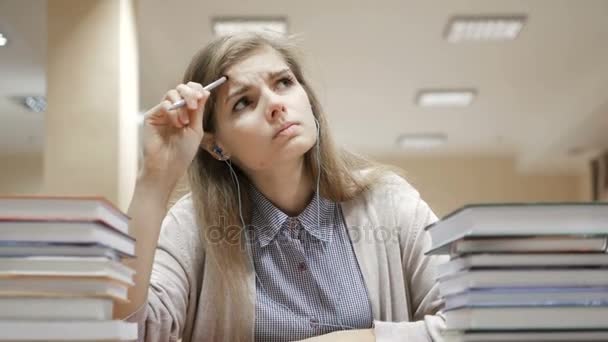 Femme étudiant pensée avec note pad . — Video