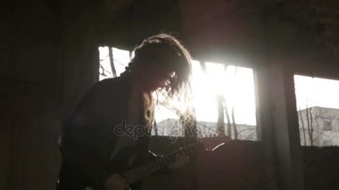 Seksi heyecanlı neşeli genç kadın gitarist müzisyen elektro gitar ile siyah deri ceketli 