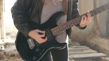 Seksi heyecanlı neşeli genç kadın gitarist müzisyen elektro gitar ile siyah deri ceketli 