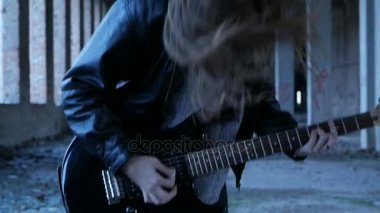 Seksi heyecanlı neşeli genç kadın gitarist müzisyen elektro gitar ile siyah deri ceketli 