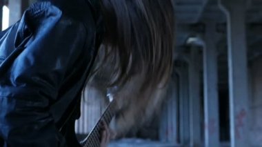 Seksi heyecanlı neşeli genç kadın gitarist müzisyen elektro gitar ile siyah deri ceketli 