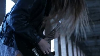 Seksi heyecanlı neşeli genç kadın gitarist müzisyen elektro gitar ile siyah deri ceketli 