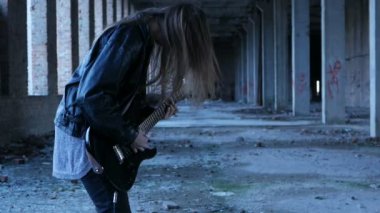 Seksi heyecanlı neşeli genç kadın gitarist müzisyen elektro gitar ile siyah deri ceketli 