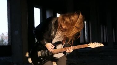 Seksi heyecanlı neşeli genç kadın gitarist müzisyen elektro gitar ile siyah deri ceketli 