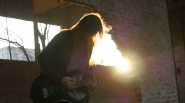 Seksi heyecanlı neşeli genç kadın gitarist müzisyen elektro gitar ile siyah deri ceketli 